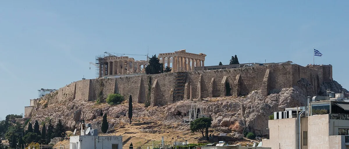 De Akropolis van Athene met het Parthenon op de rots hoog boven de stad bij heldere lucht