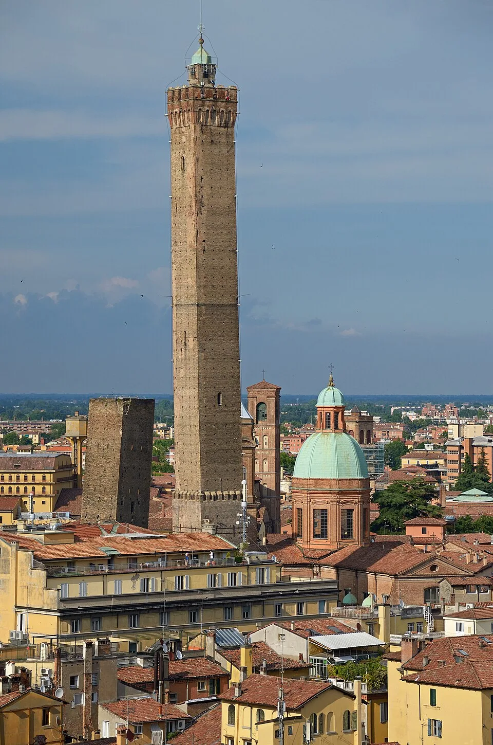De twee middeleeuwse torens Asinelli en Garisenda van Bologna in het centrum van de stad