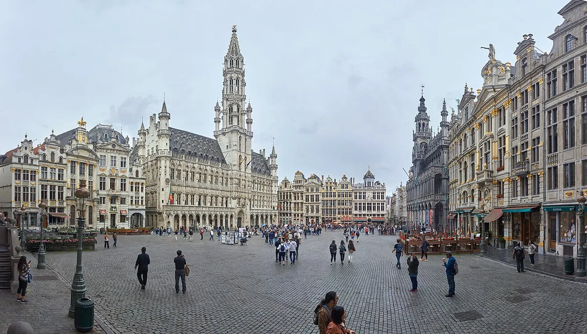 De prachtige gotische gevels van de Grand Place in Brussel verlicht bij nacht in goud