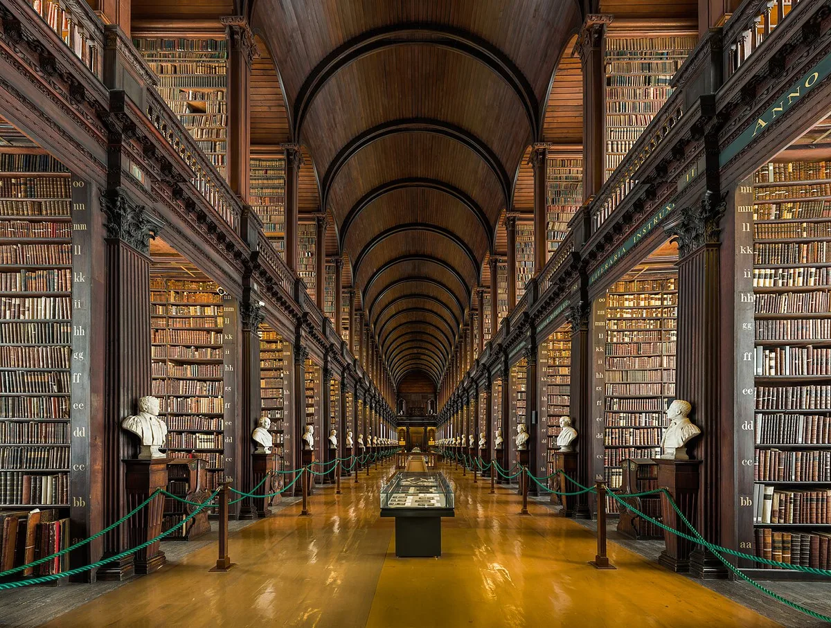 Het voorplein van Trinity College Dublin met de historische bibliotheekgebouwen op een bewolkte dag