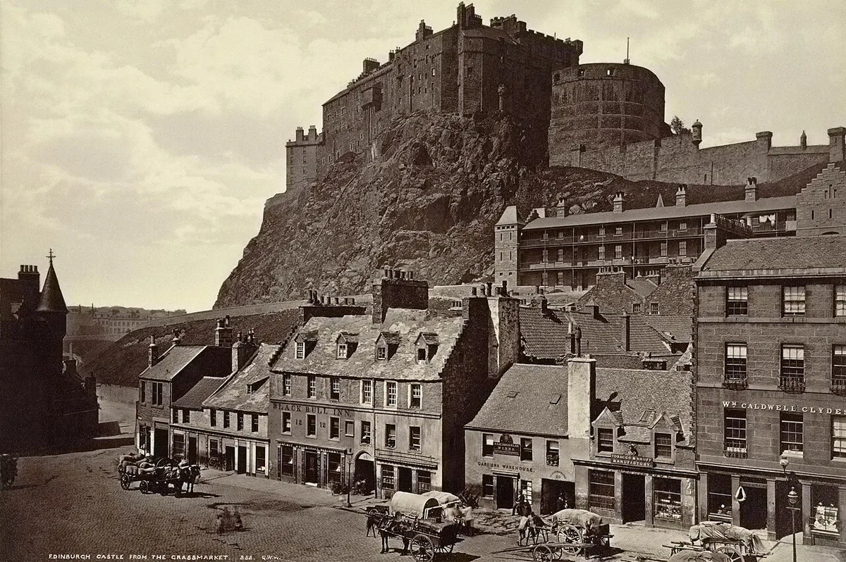 Edinburgh Castle op de rots hoog boven de stad bij bewolkte lucht