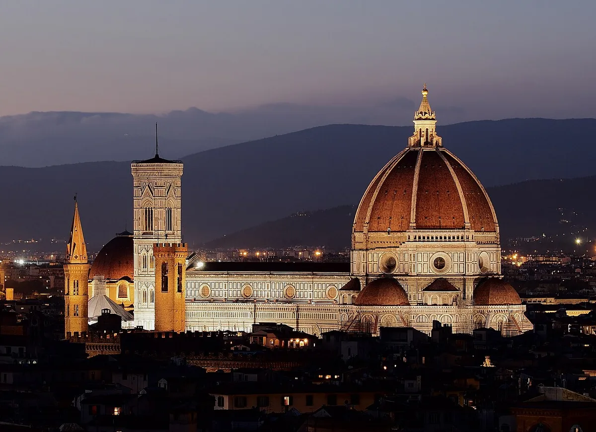 De kathedraal van Florence met de koepel van Brunelleschi gezien vanuit de stad