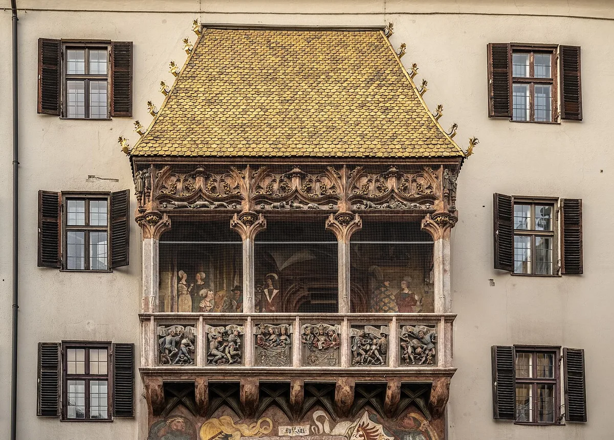 Het historische centrum van Innsbruck met het Goudene Dak en de sneeuwbedekte Alpen op de achtergrond
