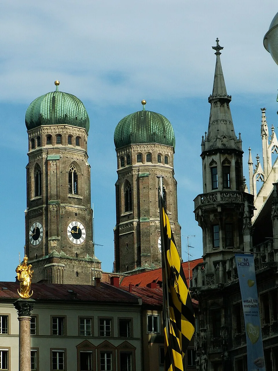 De Marienplatz in Munchen met het Neues Rathaus en de Glockenspiel op een zonnige dag