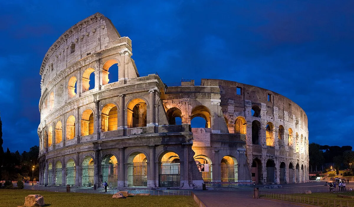 Het Colosseum in Rome bij blauw daglicht, het grootste amfitheater van de oudheid