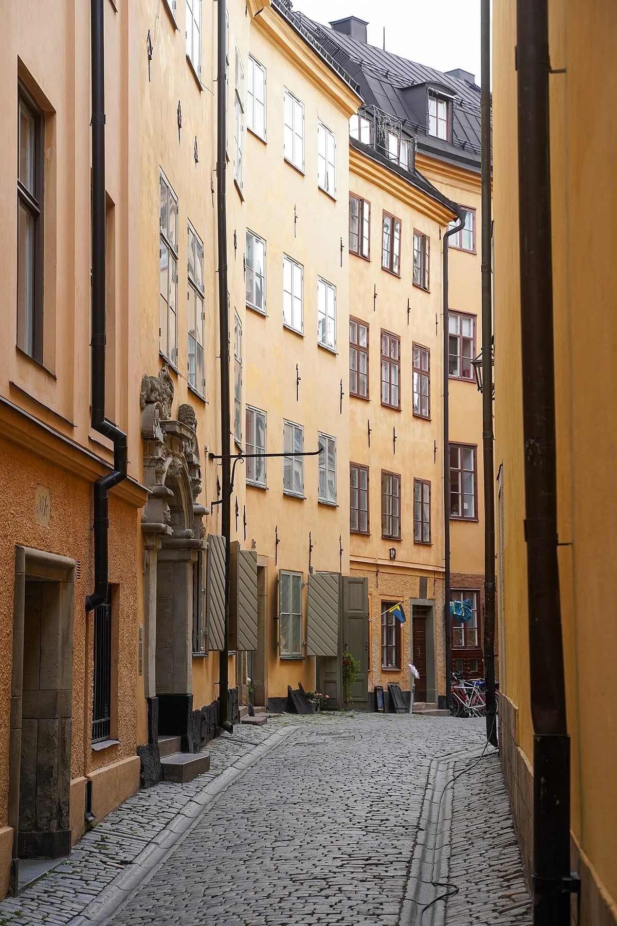Gamla Stan, de historische binnenstad van Stockholm, gezien over het water bij zonsondergang