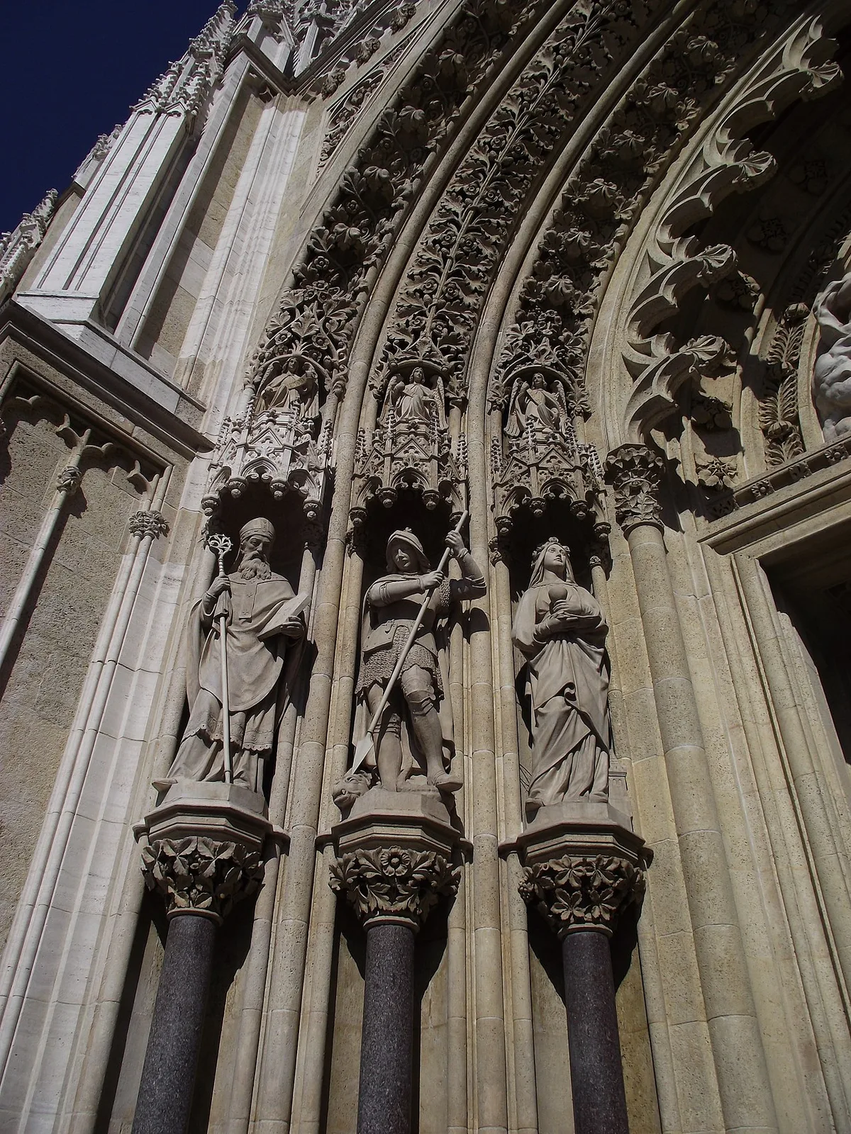 De bakstenen kathedraal en de Gornji Grad-bovenstad van Zagreb met de groene koepels en torens